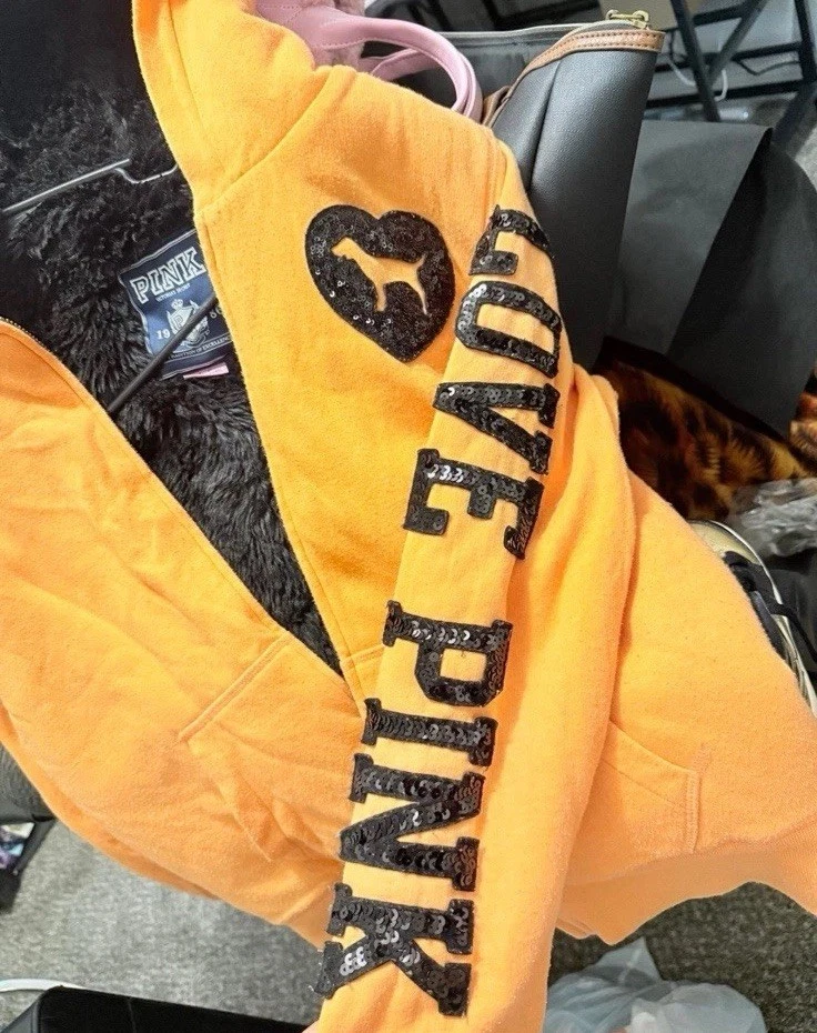 Sudadera con Capucha ROSA Victoria's Secret Piel Brillante Lentejuelas Cremallera Talla L ligeramente usada Foto 3 de 3