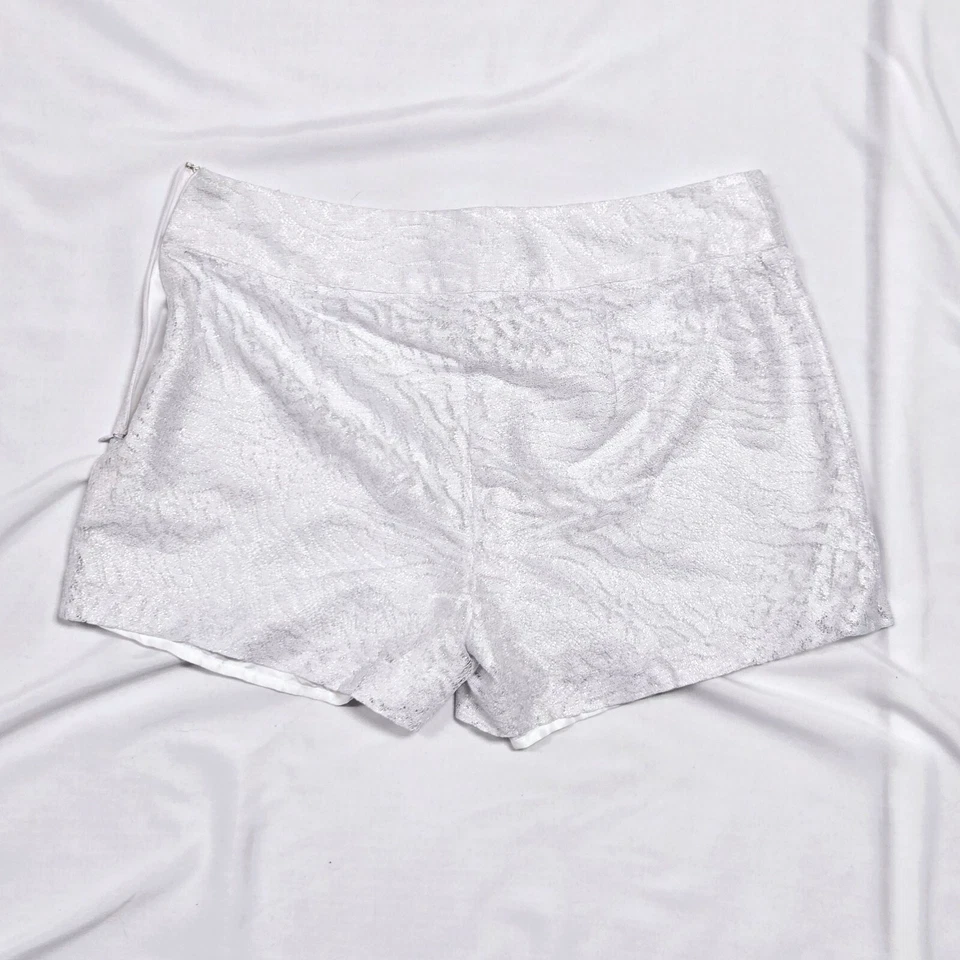 性感蕾丝 Coquette 白色鸡尾酒夏季 Hotgirl 短裤 28 码腰围 — 第 4/4 张图片