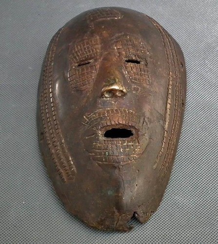 Authentic Antique 19th – Early 20th century African Tribal Ancestral Bronze Mask - Picture 4 of 8