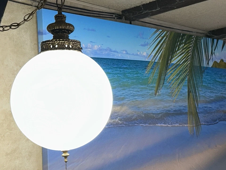 Vintage Globo de vidrio blanco latón Swag Light 38" alrededor de 18' pies cadena cordón 1960 Foto 2 de 4