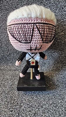 Karl Lagerfeld handgefertigte gehäkelte Puppe von Mua Mua mit Holzständer 