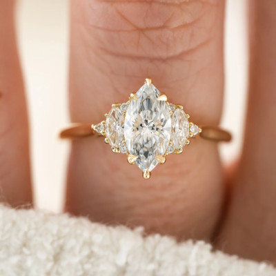 Diamantring im Marquise-Schliff Lab Created 2,20 kt IGI-zertifiziert 18 kt Ge...