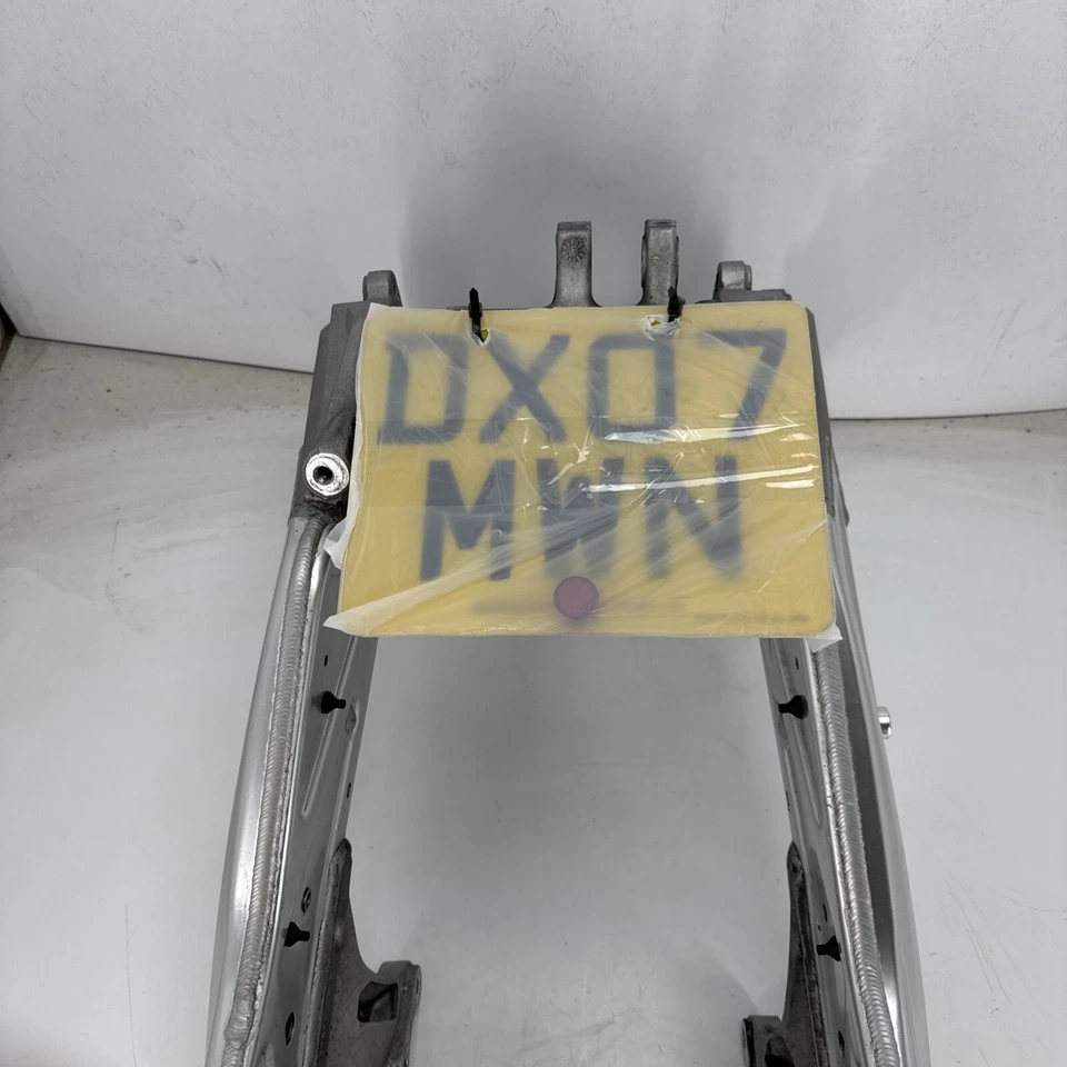 Cuadro Aprilia RSV1000R Gen2 2008 con V5 y documentos Pt.no AP8184394 #estante Foto 4 de 4