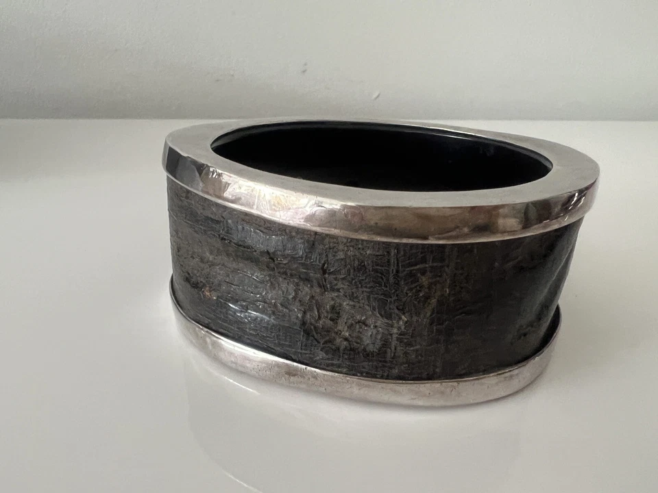 Brazalete de plata, cuerno, piedra roja Foto 4 de 4