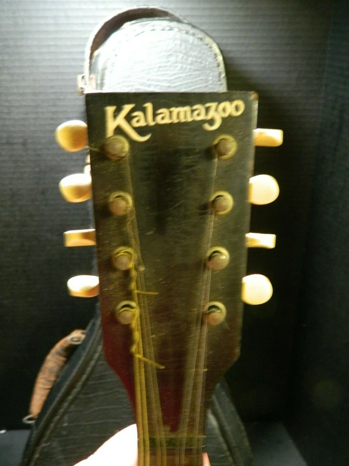 Антикварная мандолина Gibson Kalamazoo A1 с выгнутой верхней декой с отверстиями и оригинальным чехлом в очень хорошем состоянии - Изображение 2 из 4