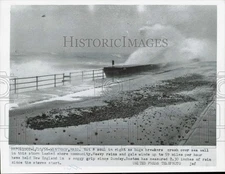 1956 Press Photo Huge breaker crashes over seawall in Winthrop, Massachusetts