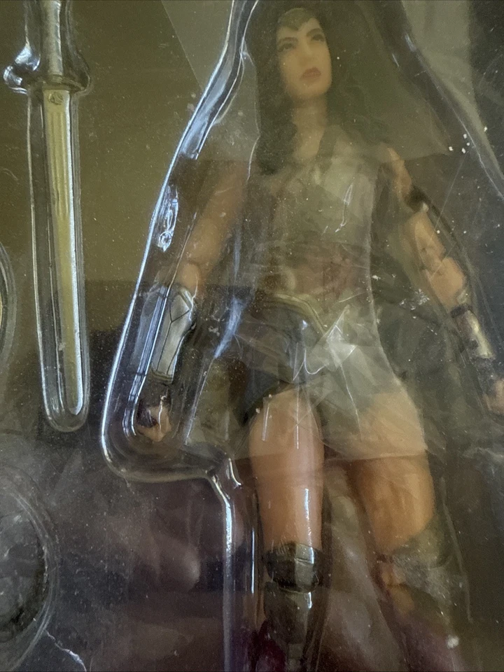 MAFEX 024 Wonder Woman Batman vs Superman Dawn of Justice Action Figure DC - Image 4 of 4