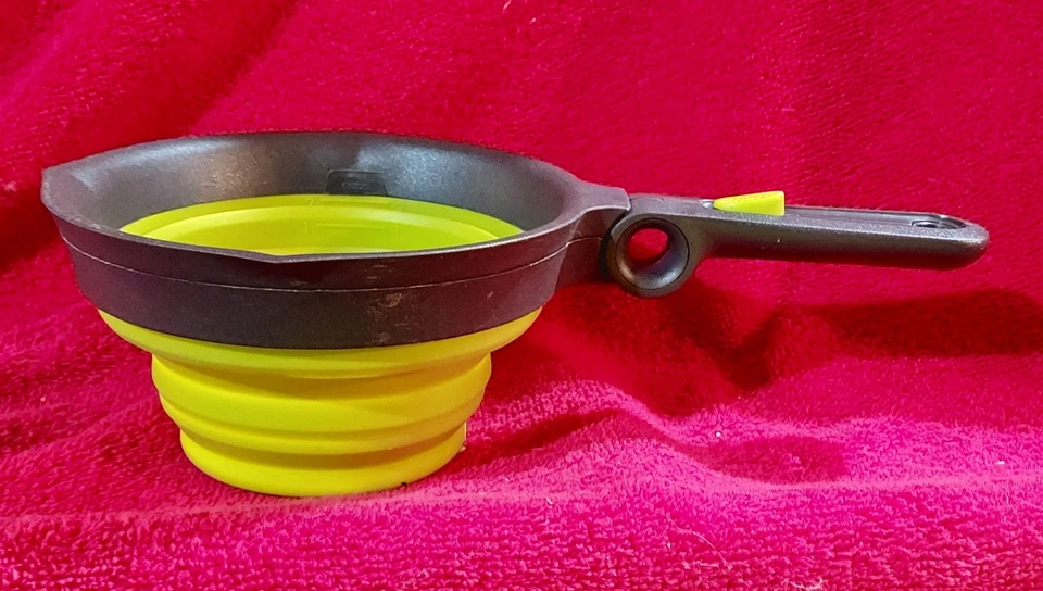 Taza medidora de silicona plegable de 1/4 a 2 tazas. graduado por 1/3's Foto 2 de 4