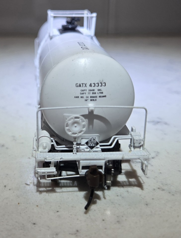 Athearn HO Scale GATX 20,000 Gallon Acid Tank Car #43333 | eBay