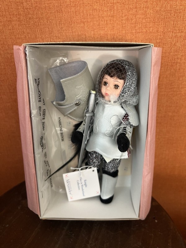 2000 Madame Alexander #25915 Alice In Wonderland Knight 8" Doll W/ ORG Box & Tag