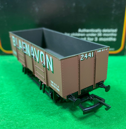 MAINLINE MODEL RAILWAY OO GAUGE BLAENAVON 20T MINERAL WAGON NO.2441 (711) - Picture 4 of 6