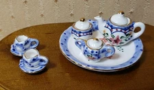 VINTAGE TEA SET WITH 2 CUPS AND SAUCERS FOR MINIATURE DOLLHOUSE OR ROOMBOX 