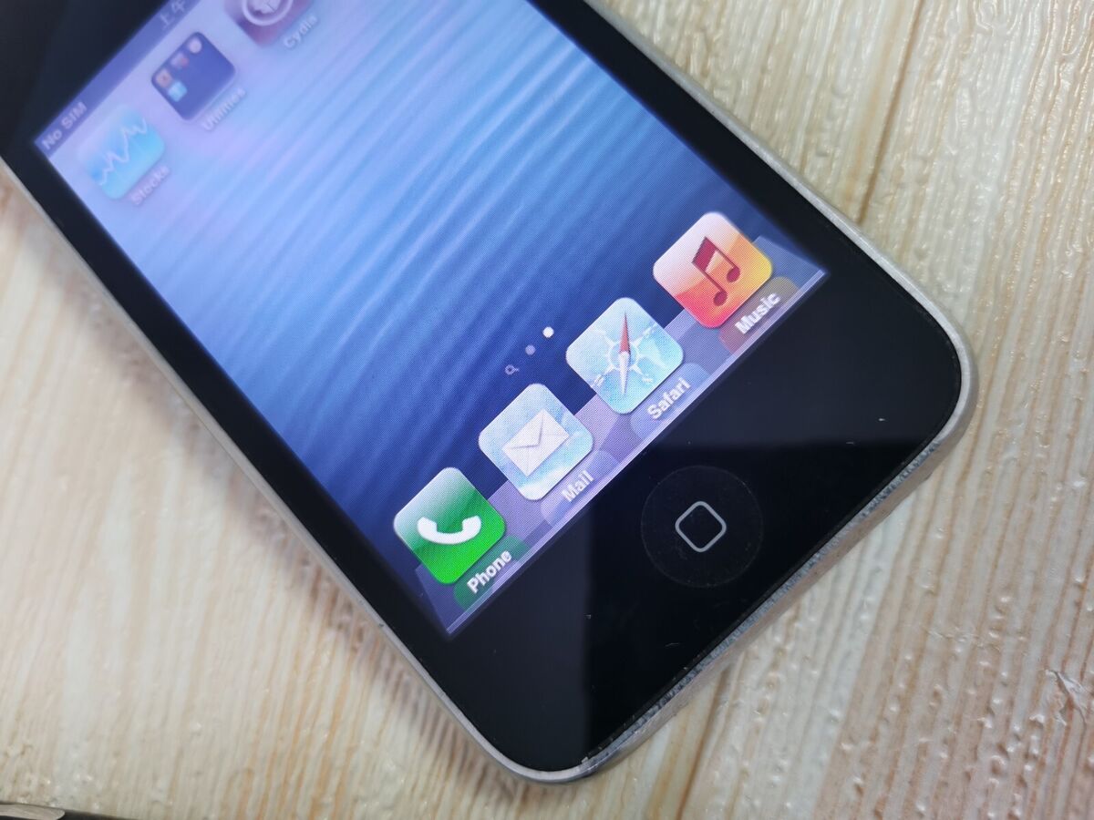 Apple iPhone 3GS(iPhone 3rd gen)-8GB 16GB 32GB-Black/White Apple iPhone 3GS(iPhone 3rd gen)-8GB 16GB 32GB-Black/White