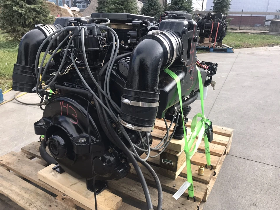 Motor marino Mercury MerCruiser 5,7 L 350 V8 SIN SAL listo para caer 411 horas Foto 2 de 4