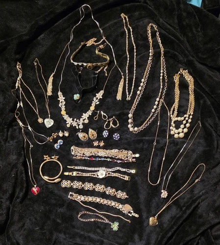 Vintage Gold Tone Jewelry Lot Some Signed Lisner Avon Trifari Monet Roman WD