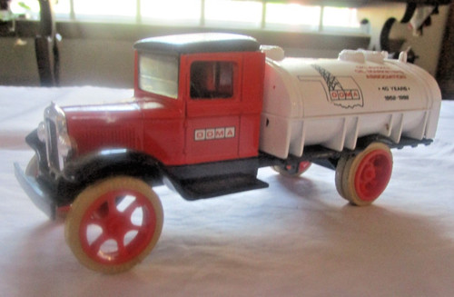Vintage ERTL 1931 Hawkeye Tanker Bank Die-Cast Metal 1/34 Scale + Box & Key