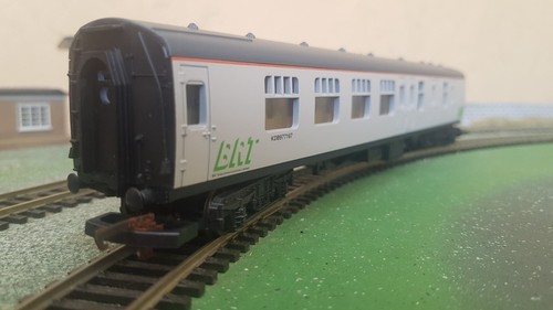 Lima OO gauge L3054397 BRT Telecoms Coach KDB977167 in grey livery, boxed - Picture 4 of 13