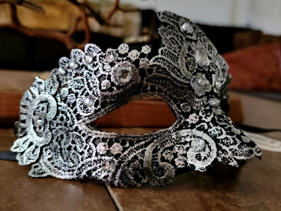 Mascarada Mujer Negro/Plateado Encaje Con Corbata Espalda...NUEVO CON ETIQUETAS Foto 3 de 4