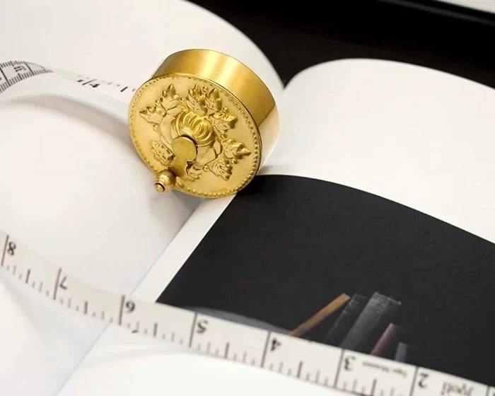 Retro Ornate Brass Handheld Tape Measure - Image 3 of 4