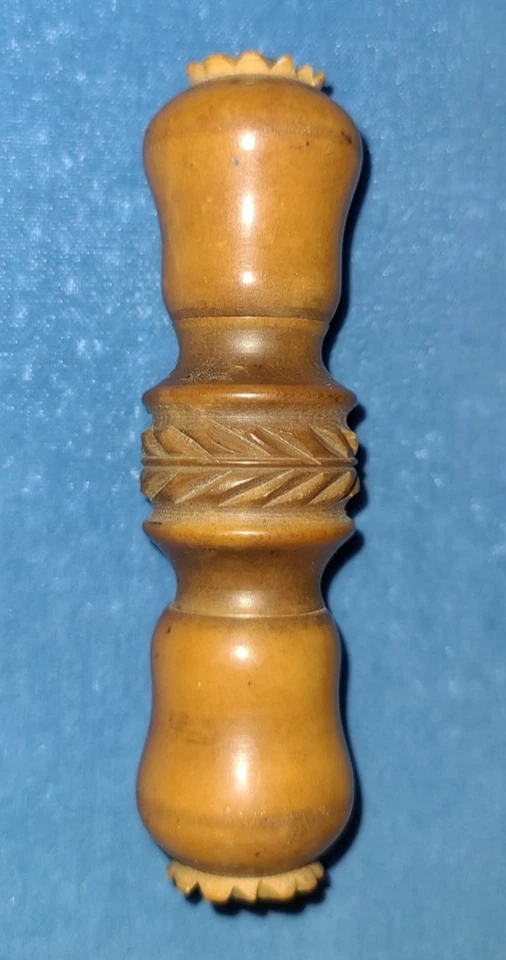 Antiguo estuche de agujas de coser árboles tallados, ¿tuerca de tagua / coquilla?