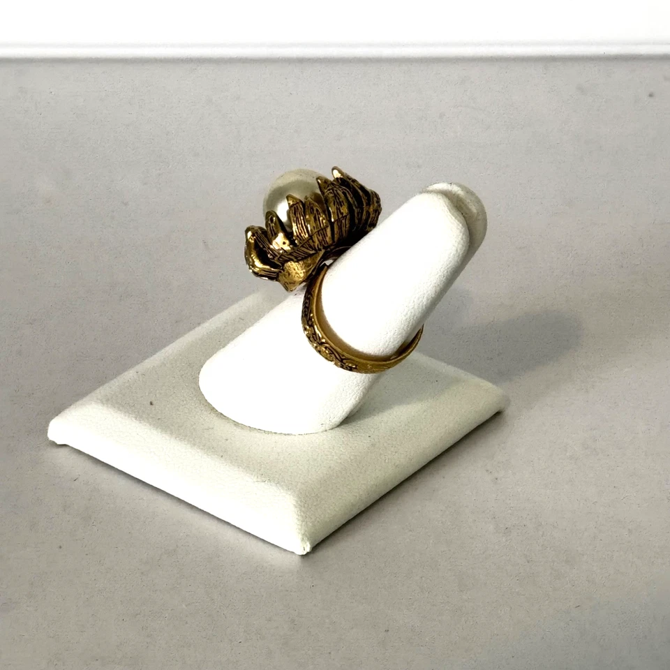 Anel de flor de pérola falsa vintage textura robusta tom dourado brutalista - Imagem 4 de 4