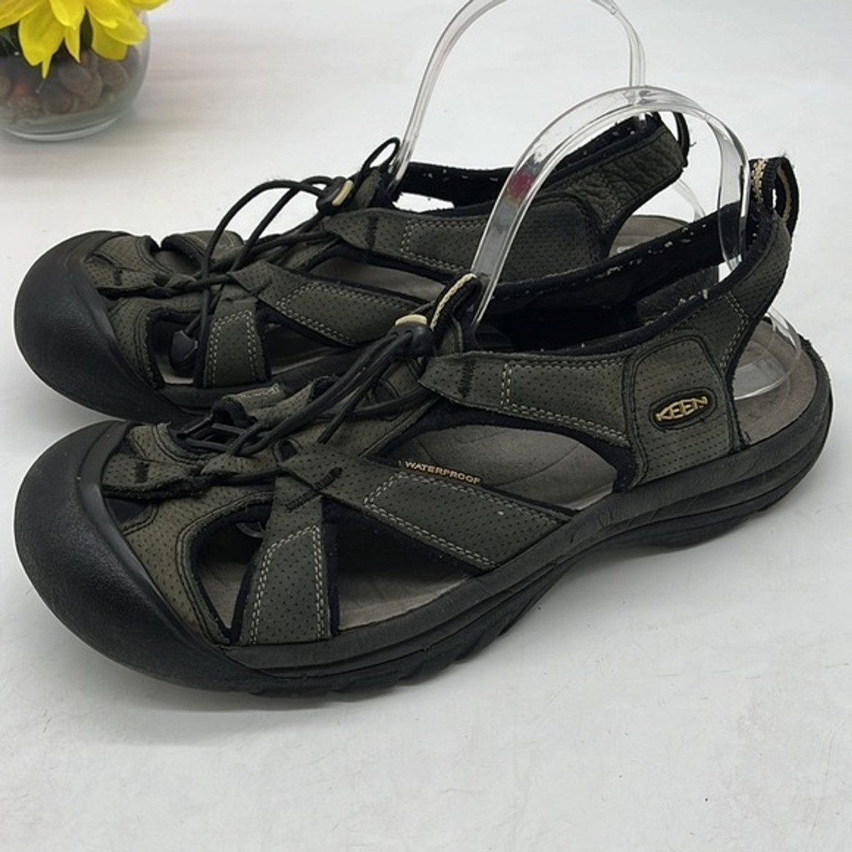 Keen Hiking Sandal in Green and Black Mens  9.5 M EUsZR8cHhNxbJb3uQzP7Ni-1200-80.png main image 3