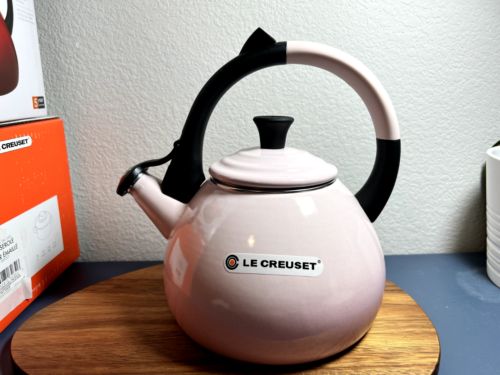 LE CREUSET  SHELL PINK TEA KETTLES 1.6 QT ENAMELED STEEL (NEW IN BOX) - Picture 1 of 7