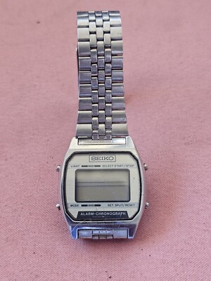 1980's　SEIKO　スペースエイジ　サイバー　デジタル　アラーム　クロック VINTAGE SEIKO ALARM CHRONOGRAPH DIGITAL WATCH FOR PARTS OR REPAIR
