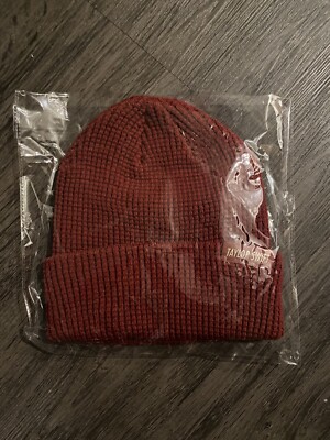 Taylor Swift Red Beanie Taylor Swift Bundles Up in Custom Beanie to Cheer on Travis  main image 2