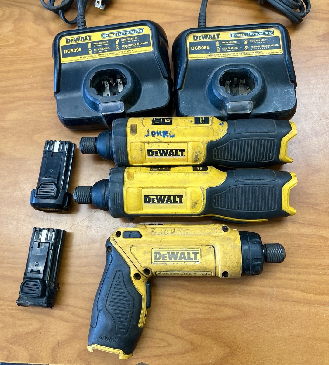 DEWALT Set DCF680 DCF682 8V MAX Gyroscopic Cordless Screwdriver