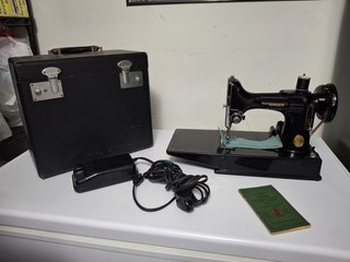 Singer Featherweight 221 Vintage Sewing Machine w/Case TESTED Amazing Shape
