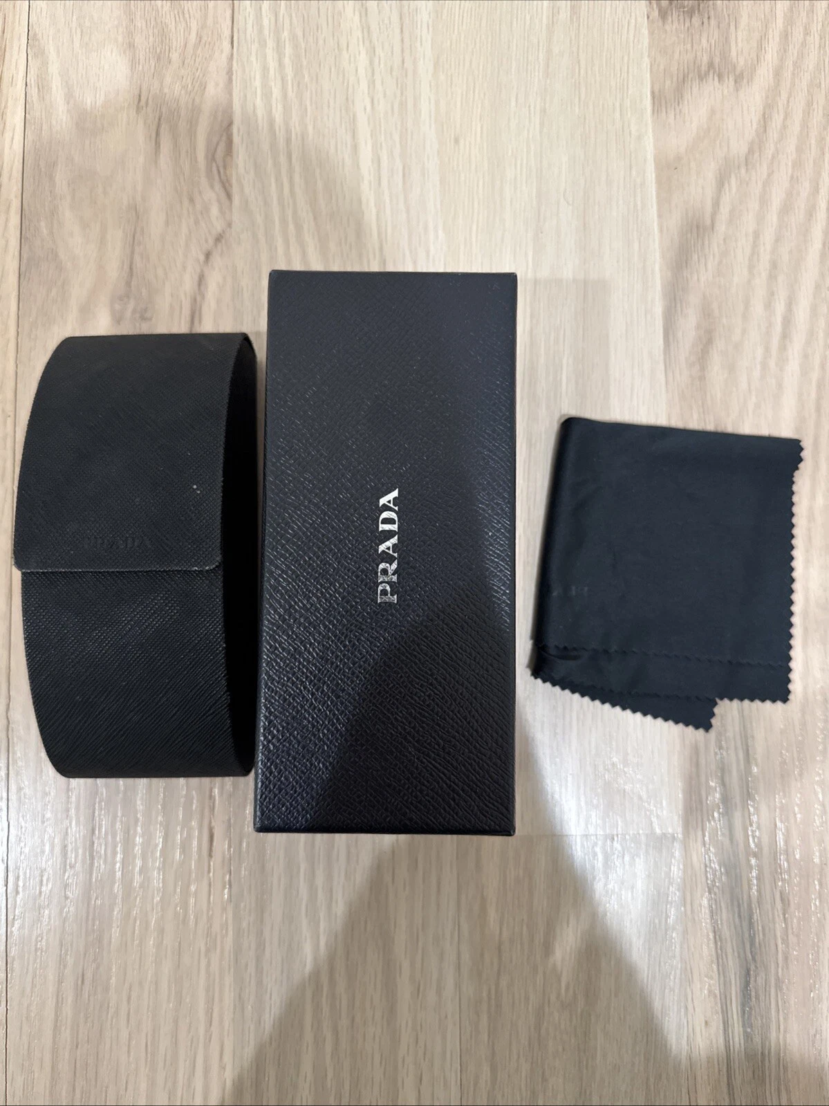 Occhiali da sole Prada neri saffiano custodia rigida SOLO foderati in velluto magnetici