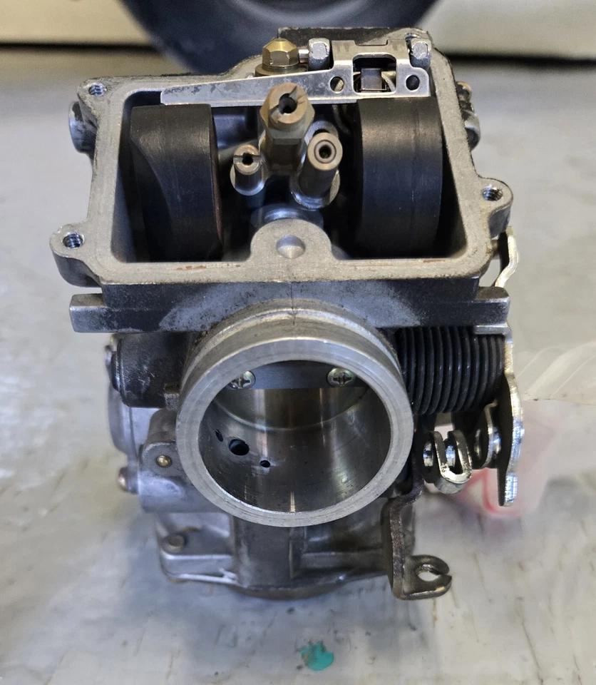 CARBURADOR DELANTERO SUZUKI VS750 INTRUDER 1985-1986 MODELO CANADIENSE 13210-38A20 Foto 4 de 4