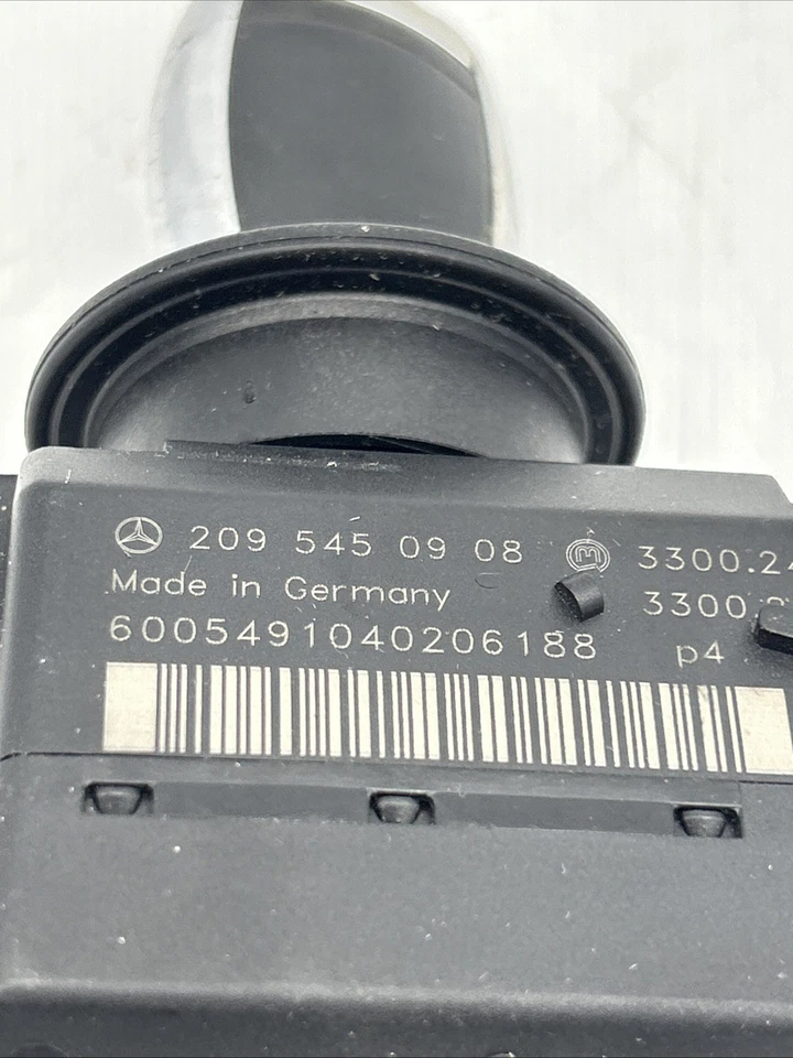 03-09 Mercedes W209 CLK500 Ignition Switch Module with Key 2095450908 - Image 2 of 4