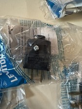 4 pudełka Leviton 101-P 15 Amp 125V NEMA 1-15P 2P 2W wtyczka prosta ostrze.