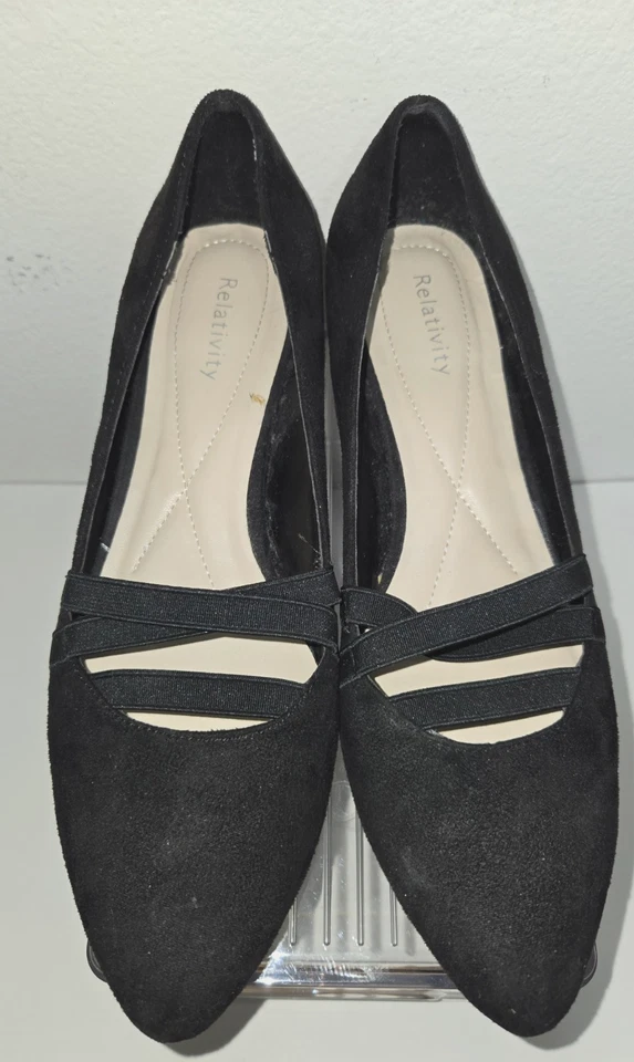 Sapatos femininos Relativity salto de camurça bomba 1 1/2" alça Ruche preta 8M - Imagem 2 de 3