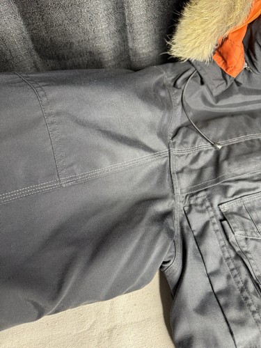 Men’s Cabelas Insulated Parka With Fur Hood Size Large Very Nice - Picture 4 of 15