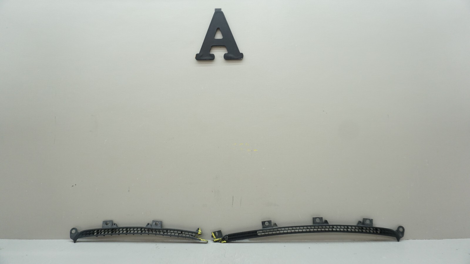2016-2023 ASTON MARTIN DB11 FRONT LOWER GRILLE TRIM OEM HY53-44226 OEM
