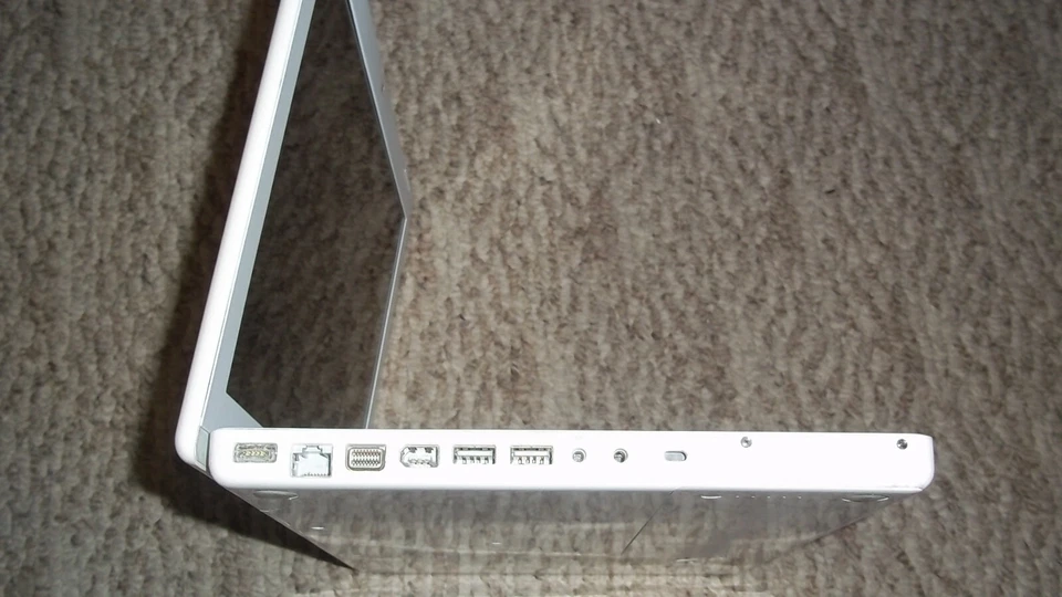 Macbook A1181 White with SSD  *48 - Image 3 of 4