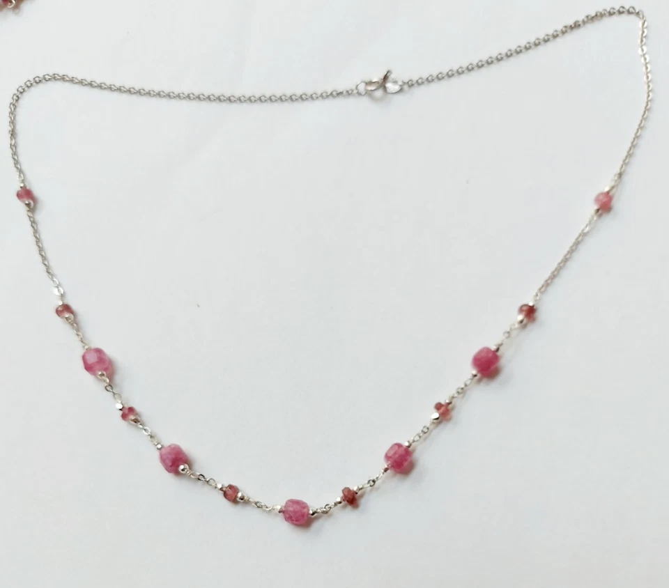 Collana in argento 925 rodiata con cubi di tormalina rosa naturale e sfaccettata - Immagine 3 di 4