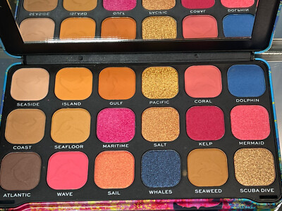 Makeup Revolution - Forever Flawless Hydra Dolphin Eyeshadow Palette