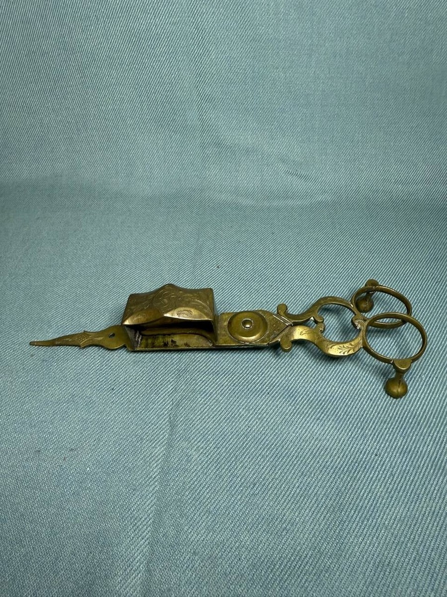 brass cigarette snuffer I'm stumped and I hope you know more then me ( you probably do). I found this Donald Duck snuffer, at least that is what I think it is. I'm pretty Textured accents and an antiqued finish further elevate its real brass design Vintage Brass Candle Snuffer 7"