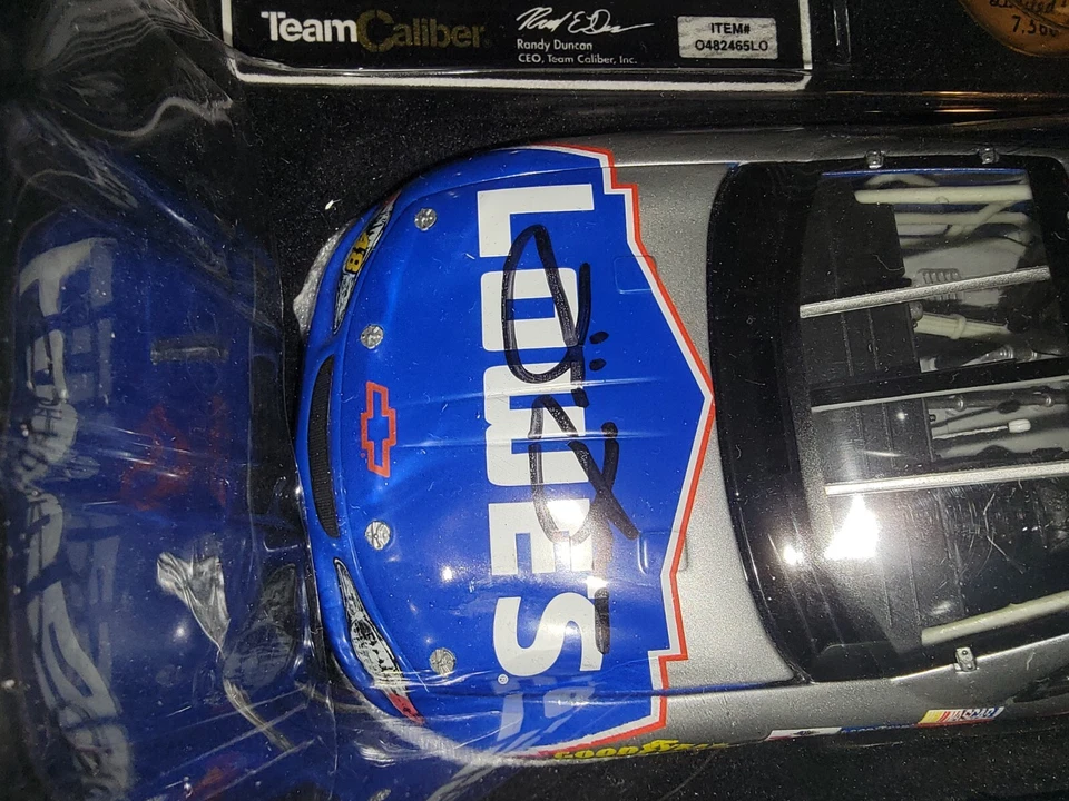 Chevy Monte Carlo 2002 autografiado Team Caliber - Jimmie Johnson #48 Lowes 1:24 Foto 3 de 3