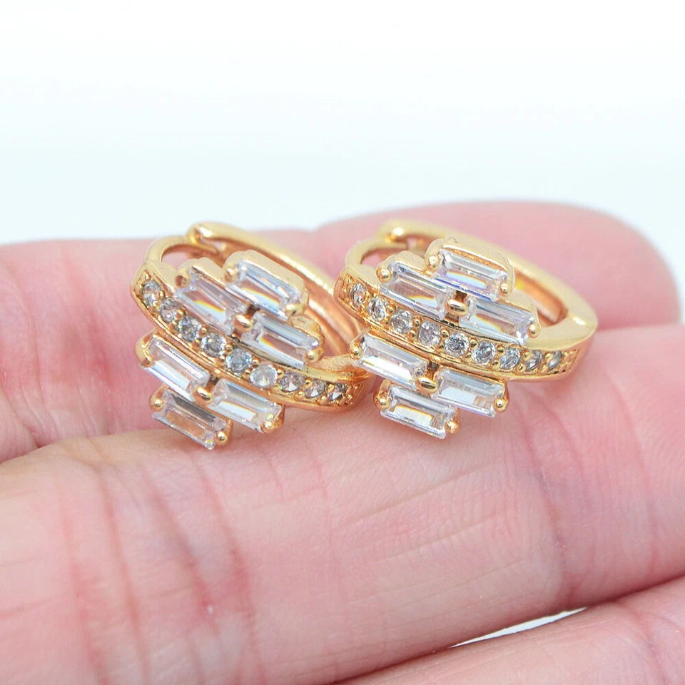 Pendientes Huggie Líneas Baguette Topacio Multicolor Relleno Oro Amarillo 18K Joyería Foto 4 de 4