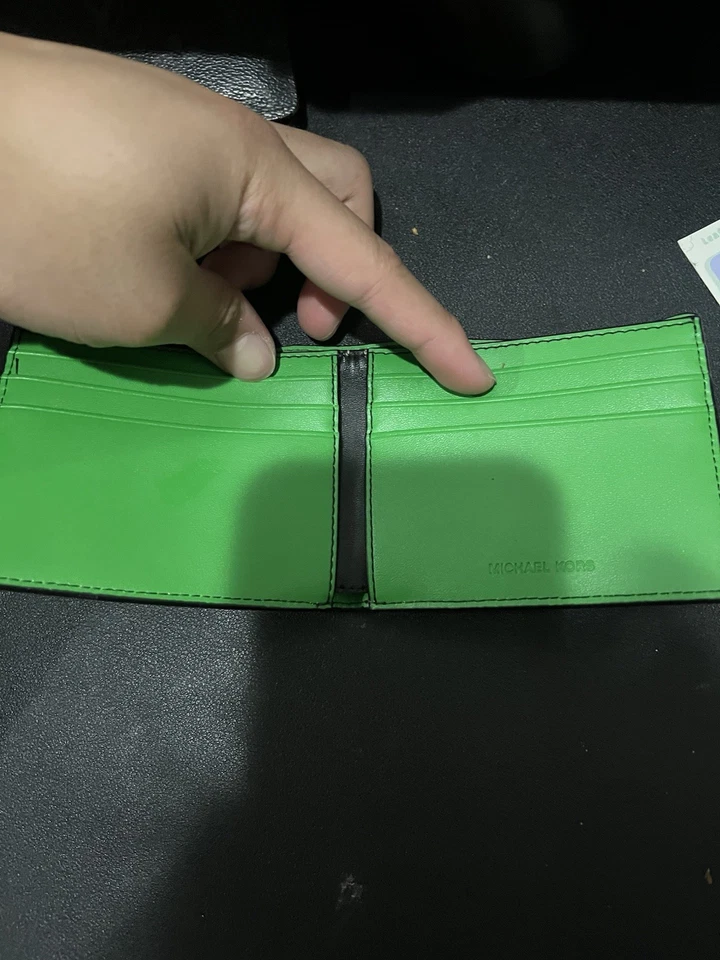 Billetera delgada Michael Kors con logotipo de cobre Foto 3 de 4
