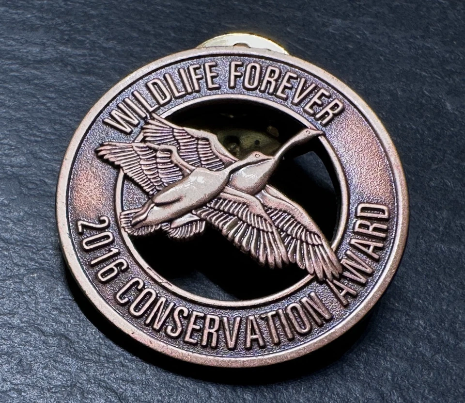 Prendedor Wildlife Forever Conservation Award 2016 con dos gansos en vuelo H894 Foto 3 de 4