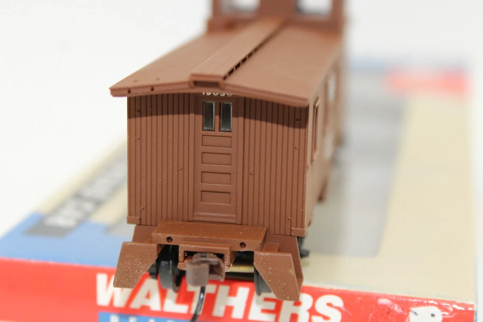 Walthers HO Scale NYC New York Central 30' Wood 3 Window Caboose Car #19030 NOS - Image 3 of 4