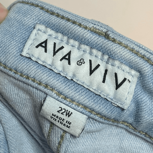 Pantalones de mezclilla ajustados con dobladillo crudo lavado claro Ava & Viv 22W - Imagen 4 de 6