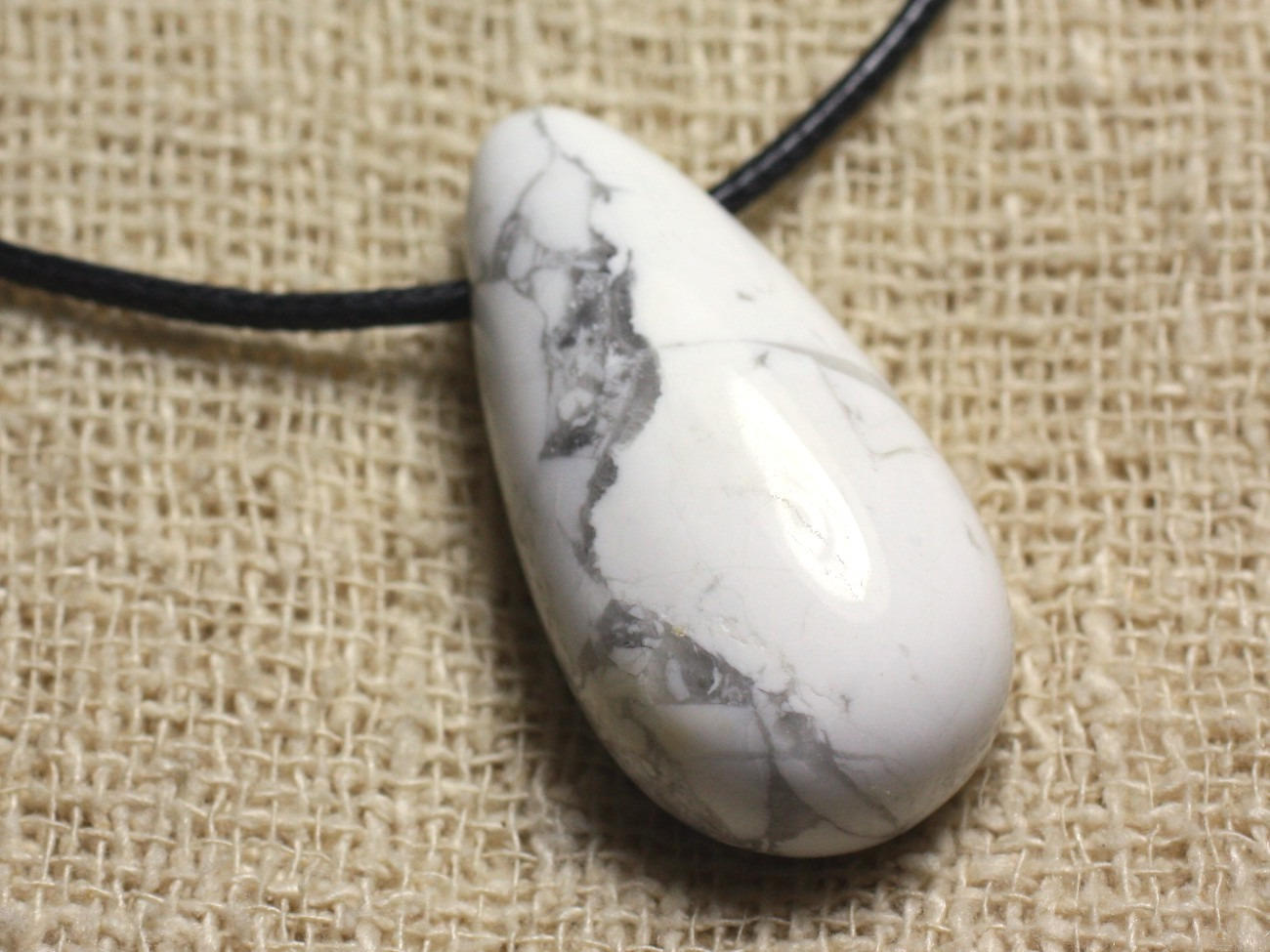 Collier howlite goutte 40mm idéal pour sublimer vos tenues d'été