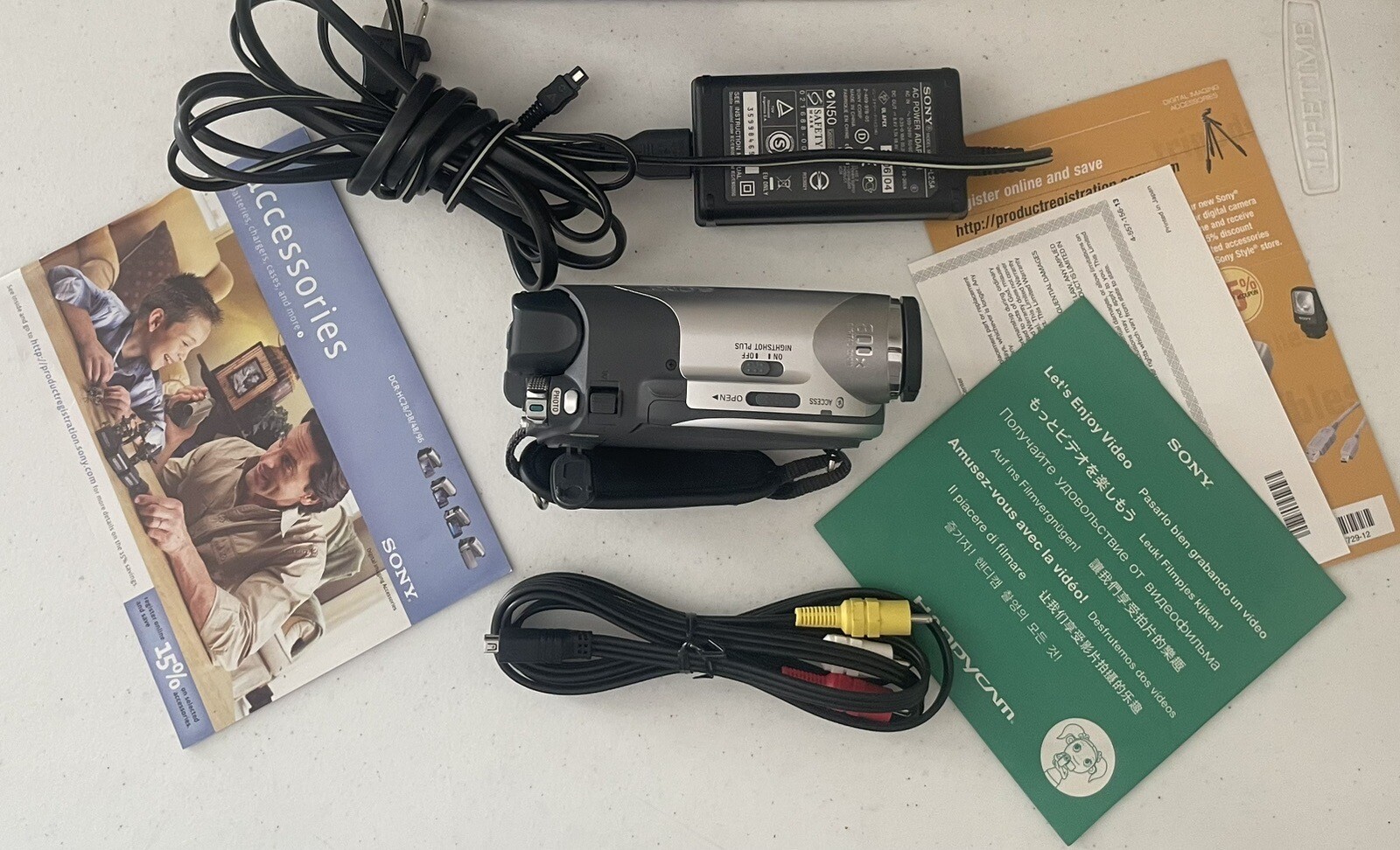 Sony DCRDVD105 Handycam Carl Zeiss Lens 20x Optical Zoom + Battery and